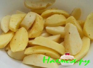 Картофель очистить от кожуры, хорошенечко его промыть и порезать вдоль на четвертинки