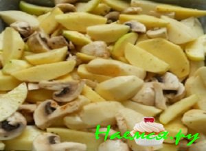 Противень хорошенечко смазать чесночком и сливочным маслом