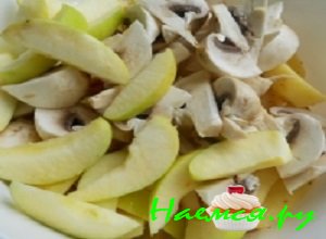 Грибочки промыть и разрезать вдоль на 2 либо 4 части