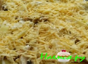 Верх обильно смазать майонезом и посыпать сыром, протертым через терку