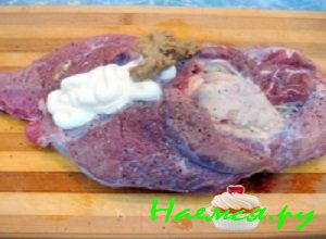 В свиной мякоти сделать неглубокие надрезы