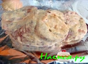 Замаринованную мякоть аккуратно завернуть в фольгу и положить ее на противень