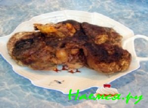 Готовую запеченную свинину выложить на большое блюдо