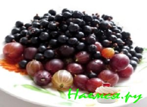 Ягоды крыжовника и смородины хорошенечко вымыть и перебрать