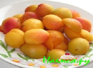 Абрикосы вымыть и отделить косточки от мякоти