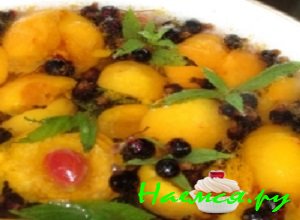 В кипящую воду высыпать ягоды и абрикосы. Листочки перечной мяты хорошо промыть и добавить в кастрюлю с кипящей водой