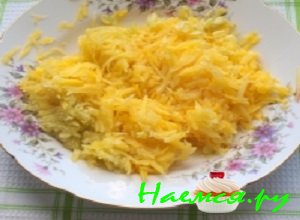 Кабачки хорошо вымыть, промокнуть полотенцем и почистить. Натереть очищенные овощи на крупной терке