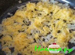 Сковороду нагреть, растопить на ней масло. Лук почистить и измельчить кубиками, обжарить его на маслице, добавить оставшиеся тертые кабачки