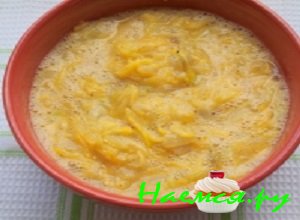 Выложить обжаренные овощи в миску с яйцами и кабачками