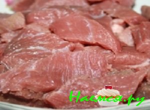 Говядину промыть проточной водой, разделать на тоненькие пластины