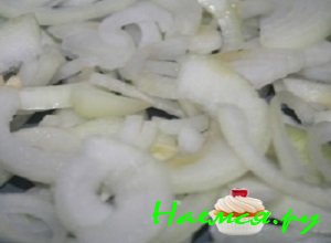 Лук очистить, нашинковать полукольцами