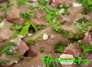 Петрушку вымыть, чеснок очистить и промыть. Порубить их ножом на мелкие кусочки