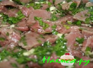 Сверху на слой лучка выложить говяжье маринованное мясо