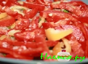 Болгарский перчик вымыть, промакнуть полотенцем и нашинковать кольцами