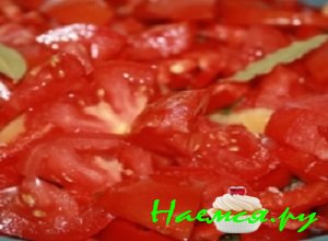 Томаты вымыть, нарезать колечками и выложить их сверху на перец