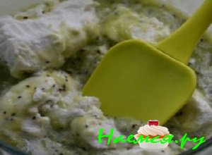 Мороженое немного растопить, после чего смешать его с измельченным киви