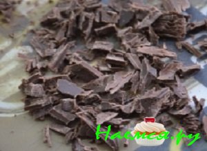 Плитку шоколада поломать с помощью кухонного ножа