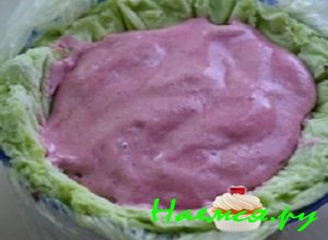 Накрыть розовый слой пищевой пленкой и поместить мороженое &laquo;Арбуз&raquo; в морозильную камеру