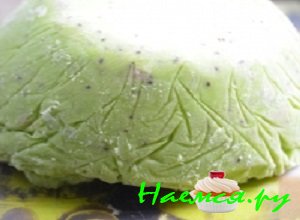 Перед подачей выложить мороженое &laquo;Арбуз&raquo; на большое блюдом