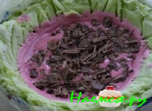 Выложить в миску с застывшим зеленым слоем слой из подтаявшего ягодного щербета и шоколадной стружки