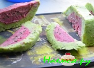 Нарезать готовое мороженое &laquo;Арбуз&raquo; горячим ножом на дольки