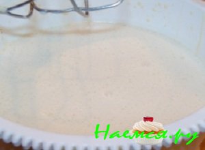 К содержимому добавить жирные сливки и тщательно взбить миксером либо блендером