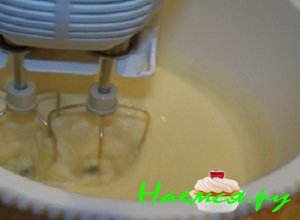 Яйчные желтки аккуратно отделить от белков