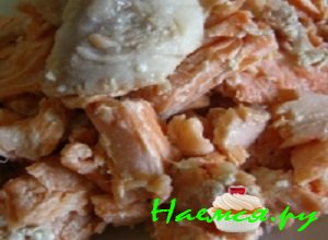 Мясо семги отделить от косточек