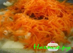 Лучок очистить, промыть и мелко нашинковать