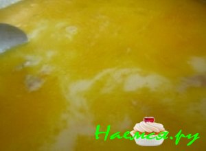 В кастрюльку с супчиком влить нежирные сливки