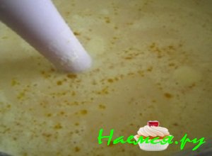 После чего снять готовый супчик с огня и взбить содержимое кухонным блендером