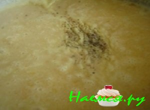 Горошинки черного перчика помолоть и добавить в суп-пюре