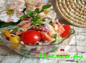 Салат из семги с рисом и свежими овощами