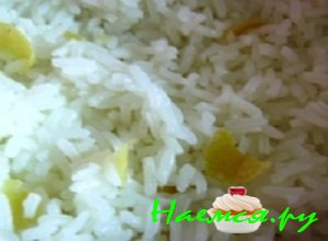 Слить с готового риса остатки воды и остудить его до комнатной температуры