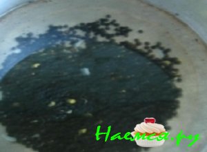 Черную чечевицу отварить до полной готовности в кипящей подсоленной воде