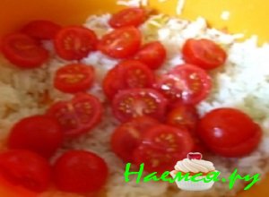 Помидорки черри тщательно промыть, промокнуть сухим полотенцем и разрезать вдоль