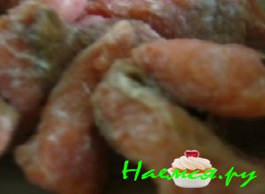 Филе семги разморозить и отварить его в кипящей воде с перчиком и йодированной солью