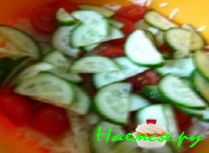 Свежий огурчик промыть под проточной водой и нарезать тоненькими кружочками.