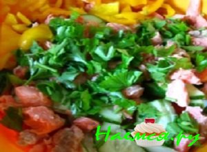 Зелень петрушки промыть, немного обсушить и мелко порубить