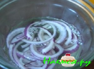 Лучок почистить, вымыть и нашинковать тоненькими колечками, посыпать их сахарным песком и залить крутым кипятком минут на 5