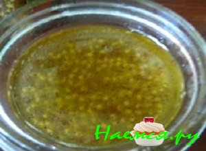 Для приготовления заправки для салатика необходимо смешать горчицу, мед и оливковое масло