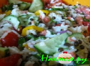 Добавить в салат из семги с рисом и свежими овощами отваренную черную чечевицу и отжатый лучок. Заправить готовый салат из семги с рисом и свежими овощами приготовленной заливкой