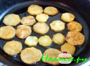 Все овощи, необходимые для приготовления игры, почистить, тщательно промыть под проточной водой и промокнуть чистым сухим полотенцем