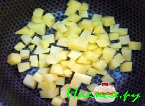  Картофель почистить, вымыть и порезать небольшими по размеру кубиками