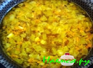 Обжаренные морковку и лучок выложить в кастрюльку, готовить супчик в течение 20 минут, желательно на среднем огне