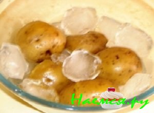 Картофель хорошенечко вымыть с щеткой, выложить в кастрюлю и залить водой