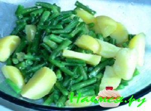 Фасоль выложить в тарелку и разморозить ее в микроволновой печи