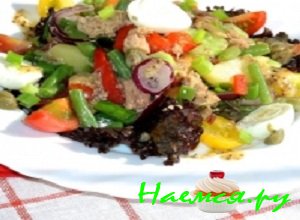 Для приготовления вкусной и ароматной заправки следует смешать свежевыжатый сок 1 лимончика с горчицей, добавить туда же винного уксуса, оливкового масла, морской соли и ароматного молотого перчика