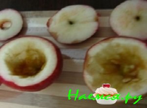 Яблоки тщательно вымыть, промокнуть полотенцем и срезать с них верхушку