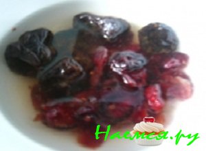 Вяленную клюкву и сушенный чернослив перебрать и залить на пару минуток крутым кипятком